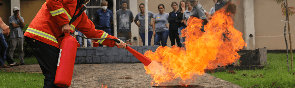 Conheça os 5 equipamentos essenciais para o combate a incêndio